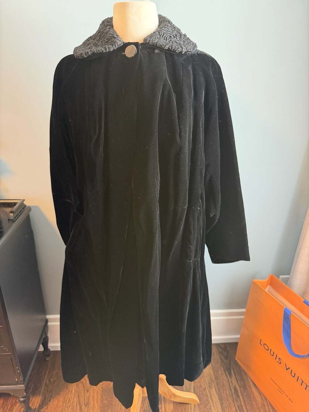 Hengerer's 1950s Vintage Black Velvet Swing Coat Fur Collar
